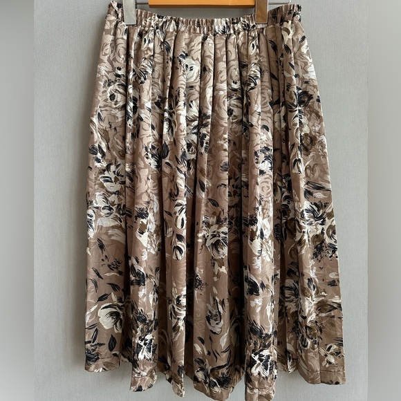 Vintage Floral Pleated Skirt | Rose Print | Dark Cream Satin-Like Fabric Size S - Picture 1 of 7